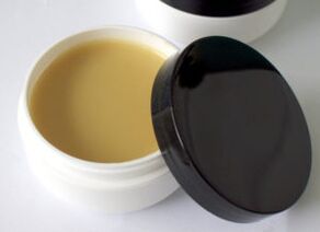 Sallef baséiert op Medikamenter Kraider fir d'Behandlung vu Fousspilz